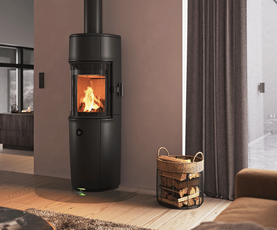 Moderner Jøtul F 174 Kaminofen mit Zensoric-Technologie, elegantem Design und großer Glastür für freien Blick auf die Flammen
