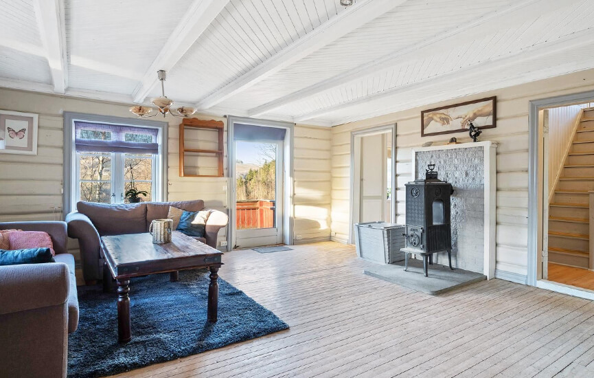 Alter Kaminöfen Jøtul 606 in einem älteren Blockhaus