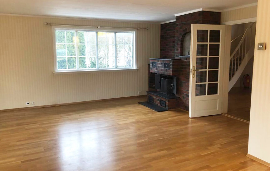 Vorher-Bild Wohnzimmer mit großem alten Kamin