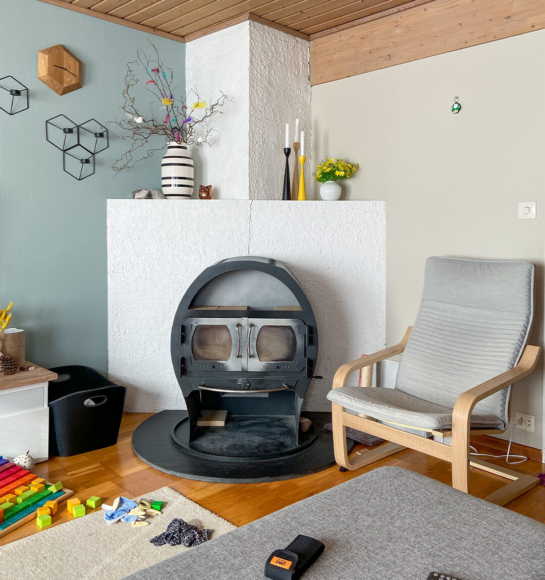 Vorher Bild eines älteren Kamins im Wohnzimmer