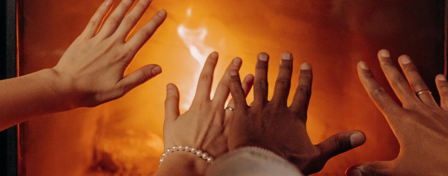 Hände am Kamin warm halten