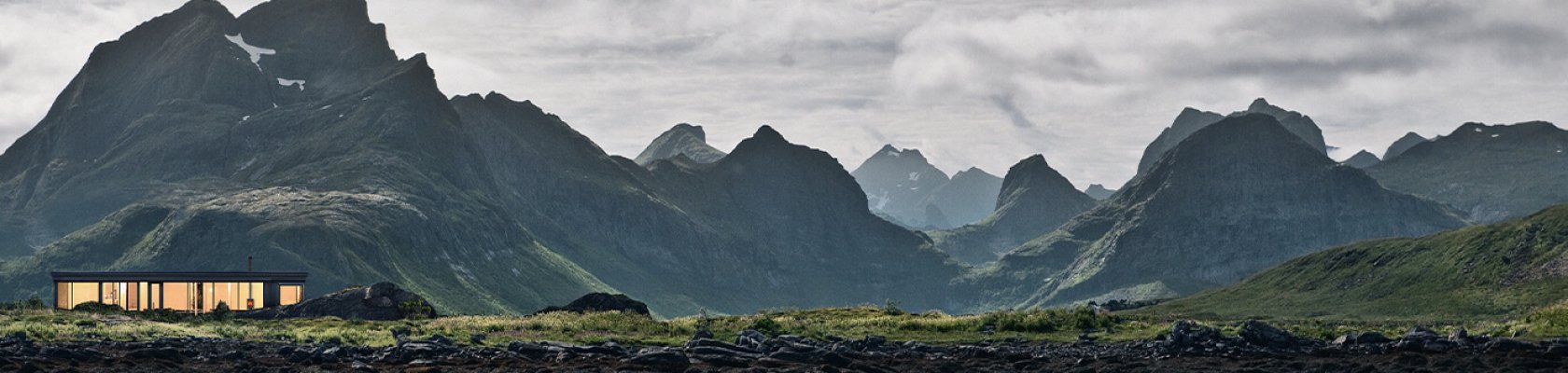 Hütte in der norwegischen Natur mit Holzofen Jøtul F 373 Advance