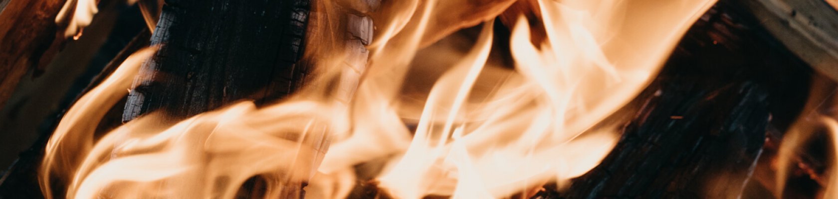 Flammen dunkler Hintergrund