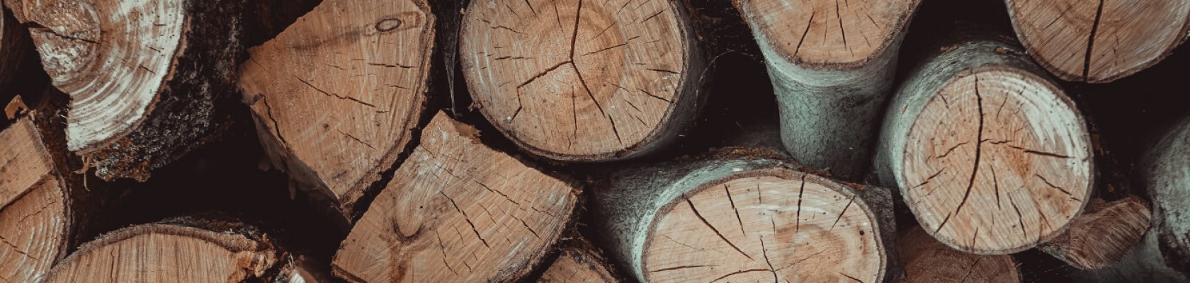 Mit Brennholz stapeln