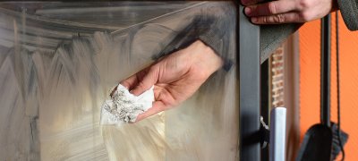 Türscheibe des Ofens reinigen