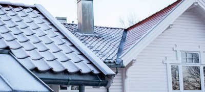 Weißes Haus mit Schornstein