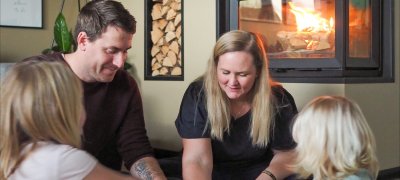 Norwegische Familie vor dem Kamineinsatz Jøtul I 620 FR