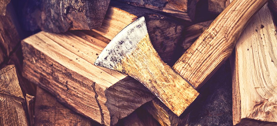 Gespaltenes Holz mit Axt