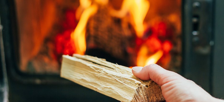 Hand wird am Kamin befestigt