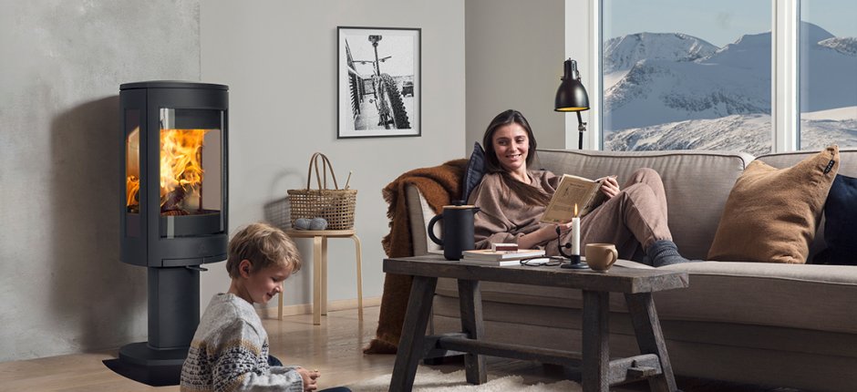 Jøtul F 373 Advance Mutter und Sohn in einem Wohnzimmer