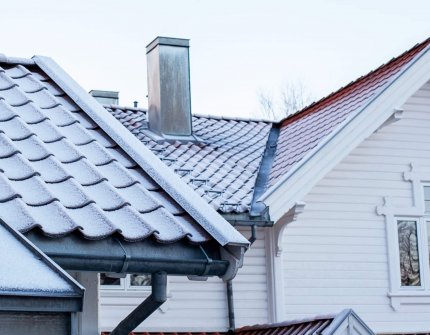 Weißes Haus mit Schornstein