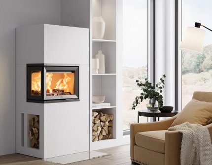 Jøtul FS 520 FL weißer Kamin mit Holznische in hellem und modernem Wohnzimmer 