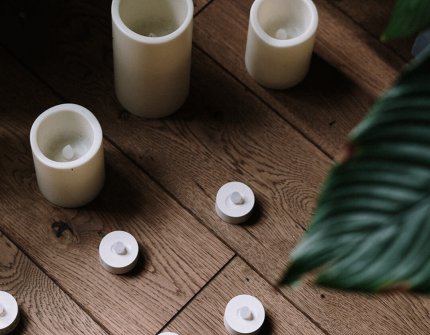 Weiße LED-Leuchten auf braunem Boden