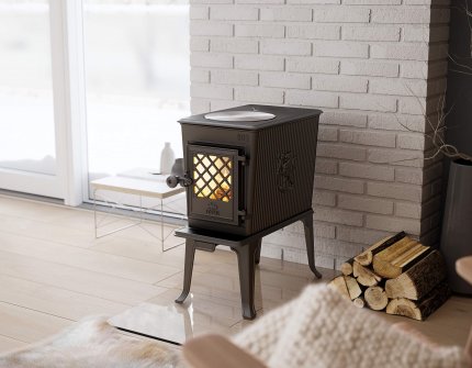 Jøtul F 602 kleiner schwarzer Holzofen mit Kochfeld