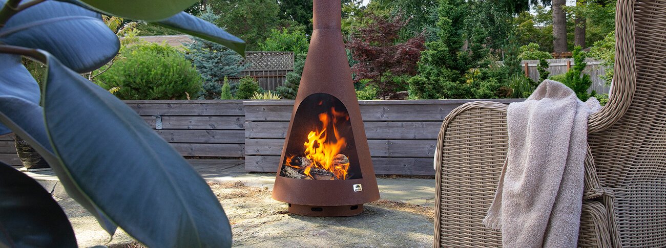 Jøtul Frøya Außenkamin in brauner Farbe im Garten