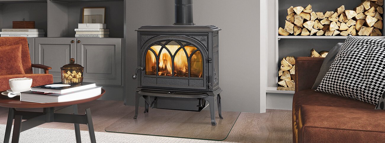 Schwarzer Kaminofen Jøtul F 400 ECO in einem modernen grauen Wohnzimmer