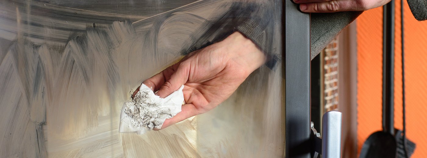 Türscheibe des Ofens reinigen