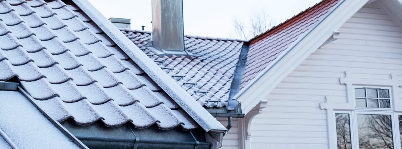 Weißes Haus mit Schornstein