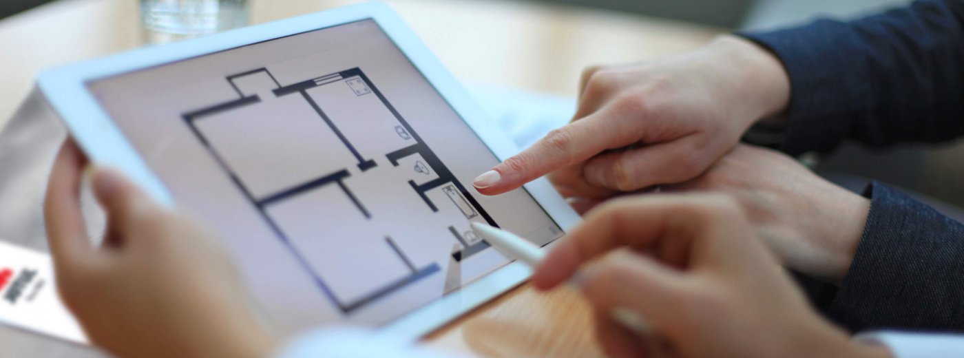 Hände zeigen auf das iPad mit dem Jøtul-Katalog