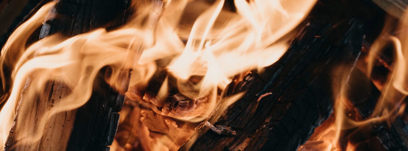 Flammen im Kamin