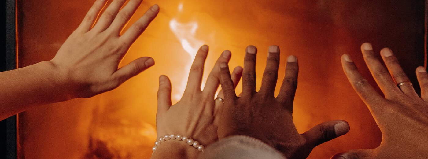 Hände am Kamin warm halten