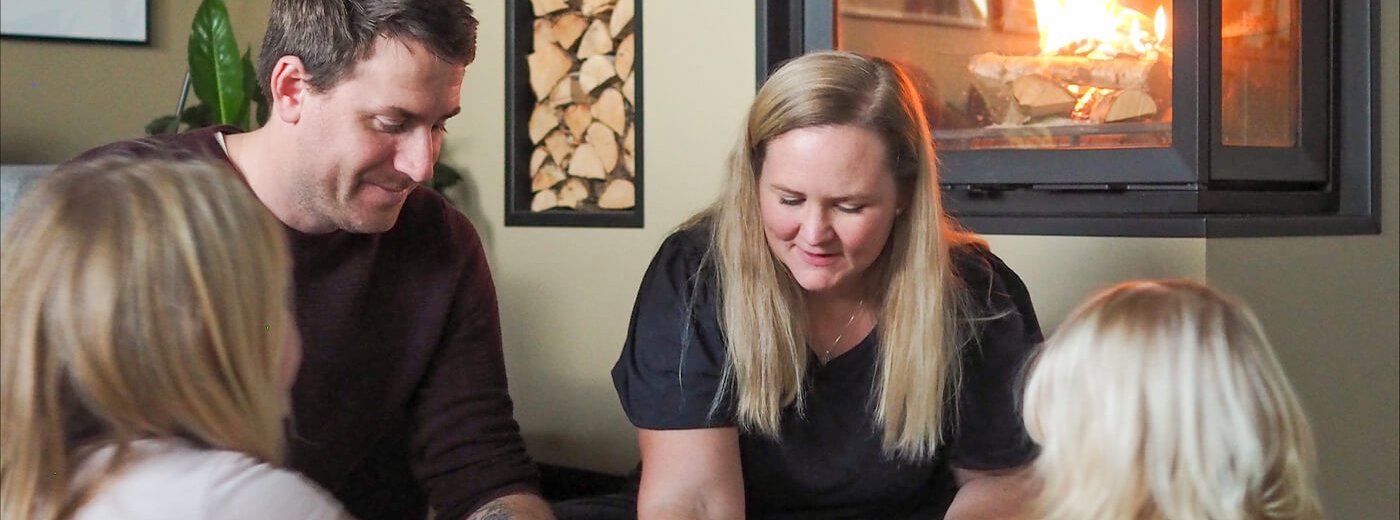 Norwegische Familie vor dem Kamineinsatz Jøtul I 620 FR