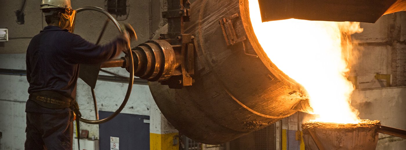 Mann, der mit der Gießerei Jøtul zusammenarbeitet