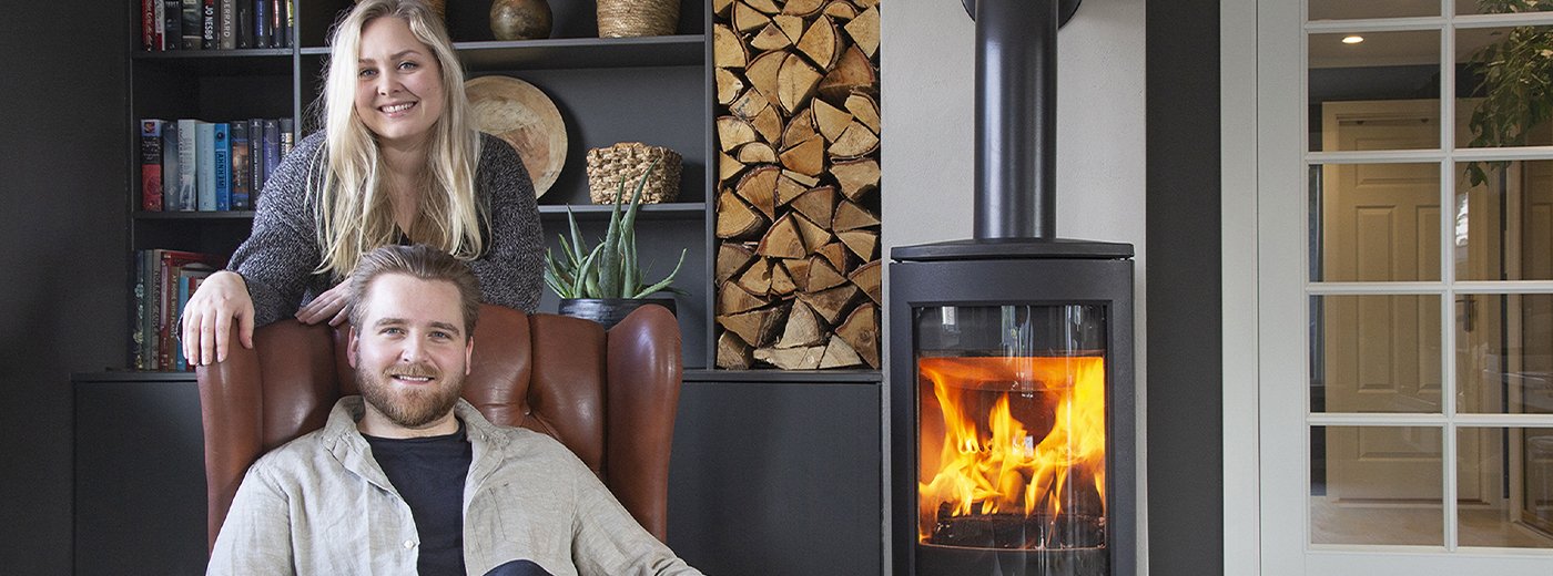 Mann und Frau vor dem Holzofen Jøtul F 373 Advance