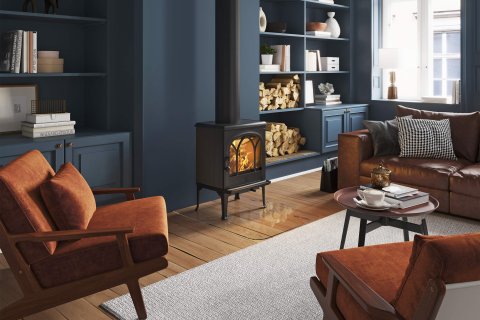 Jøtul F 200 schwarzer Holzofen vor blauer Wand