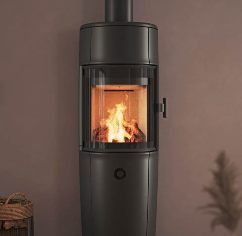 Modernes Zimmer mit großem schwarzen Jøtul F 174-Holzofen und pudervioletten Wänden